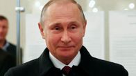 Venäjän presidentti Vladimir Putin hymyilee annettuaan äänensä parlamenttivaaleissa.