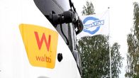 Waltti-logo bussin keulassa ja Matkahuollon lippu.