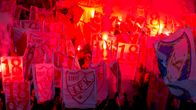 HIFK_n kannattajia soihtuineen
