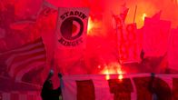 Soihdut palavat Helsingin IFK:n katsomonosassa.