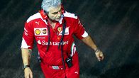 Ferrarin tallipäällikkö Maurizio Arrivabene kävelemässä Singaporen F1-radan varikolla