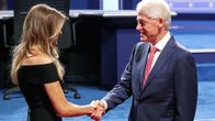 Myös Melania Trump ja Bill Clinton kättelevät ennen ensimmäistä presintenttiväittelyä 2016.