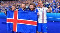 Johann Gudmundsson, Gylfi Sigurdsson, Aron Gunnarsson ja Hannes Halldorsson juhlivat kesän EM-kisoissa pudotuspelipaikkaa.