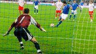 Jari Litmanen laukoi pilkun sisään Puolaa vastaan 2.9.2006.