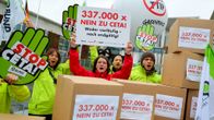 Saksalaismielenosoittajat pitävät CETA-kauppasopimusta vastustavia banderolleja.