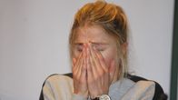 Therese Johaug itkee tiedotustilaisuudessa, jossa kerrotaan hänen positiivisesta dopingnäytteestään.