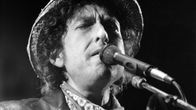 Bob Dylan olkihattu päässään.