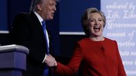Trump ja Clinton kättelevät.