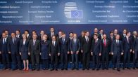 Eu-johtajat poseeraavat perhepotretissa.