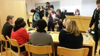 Media ottaa kuvia Oulun käräjäoikeuden istuntosalissa lokakuussa 2016. Taustalla käräjätuomari.
