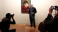 Valokuvaaja Steve McCurry kuvattuna maailmankuulun teoksensa 'Afghan Girl' (1985) vierellä restrospektiivinsä avajaisissa Santa Cruzissa, Teneriffalla, 13. maaliskuuta 2012. 