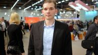 Esa Holappa käytti ennen toista nimeään Henrikiä, koska nimikirjaimet HH sopivat hyvin natsiaatteeseen. Nykyisin hän suosii etunimeään. 