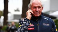 Red Bullin nuorten kuljettajien kehitysohjelman päällikkö Helmut Marko puhuu puhelimeen.