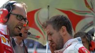Sebastian Vettel varikolla.