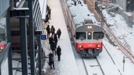 Matkustajia odottamassa junaa.