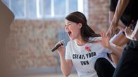 Saara Aalto harjoittelee esitystään Britannian X Factor -kilpailun tämän illan suoraa lähetystä varten.
