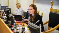 Sanna Marin puheenjohtajana valtuustossa.