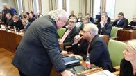 Porin SDP:n valtuustoryhmän puheenjohtaja Esa J. Wahlman keskustelee kaupunginhallituksen puheenjohtajan Juha Vasaman (kok.) kanssa, sivusta keskellä keskustelua seuraa keskustan vaikuttaja Tapio Huhtanen (kesk.).