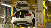 auto liukuhihnalla autotehtaassa