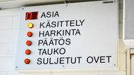 Istuntosalin infotaulu.