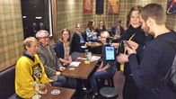 A2-illan panelisteja olivat mm. Timo Perälä (vas.), Jussi Tukiainen, Tiina Kolehmainen ja Minna Ruokangas. Nettilähetystä tekivät mm. Hanna Juopperi ja Jarno Tahvanainen.