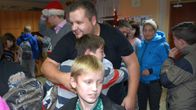 Mariupolin orpokodissa suomalaisia lahjojentuojia pidetään joulupukkeina viime joulun alla.