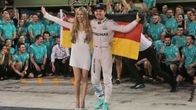Vivian Rosberg ja Nico Rosberg juhlivat mestaruutta.
