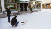 Ihmiset tuovat kyntilöitä ravintola Vuoksenvahdin edustalle sunnuntaina.