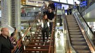 Saara Aalto saapuimassa Helsinki-Vantaan lentoasemalle