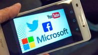 Youtube Twitter Microsoft ja Facebook logot.