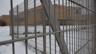 Hämeenlinnan vankila. Olin vankilassa 22,5 tuntia, haastattelut mukaan lukien. Ensimmäisenä porttien ulkopuolella selasin tekstiviestini: kaikilla tärkeillä kaikki ok. Sitten söin ranskalaisia perunoita. Kauheaan nälkääni. Porteista astuin ulos 8.12.2016 klo 11:30.