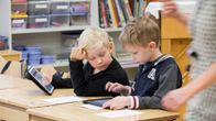 Laurinlahden ala-asteelaiset tutustuvat digilaitteisiin.