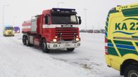 Pelastuslaitoksen autoja ja ambulansseja Terrafamen portilla.