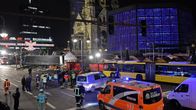 Ambulansseja ja pelastushenkilökuntaa tapahtumapaikalla kirkon juurella. On pimeää.