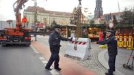 Poliisit pystyttivät betoniesteitä Dresdenin joulumarkkinoiden suojaksi.