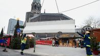 Betoniesteitä asennettiin Berliinin Breitscheidplatzilla ennen joulutorin uudelleenavaamista torstaina.