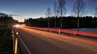 Pimenevässä illassa ajavia autoja.