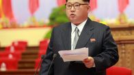Kim Jong-un pitää puhetta paperi kädessään.