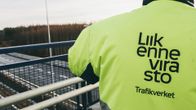 Liikenneviaston työntekijä sillalla.