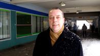 Juha Malmi ostoskeskusken edessä tavella.