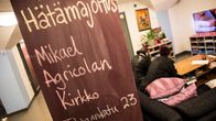 Sininauhasäätiön päiväkeskuksessa kerrottiin tänäänkin Helsingin seurakuntien järjestämästä hätämajoituksesta. Vastavuoroisesti kirkoissa kerrotaan yöpyjille, että Sininauhasäätiön päiväkeskukseen voi mennä esimerkiksi suihkuun.
