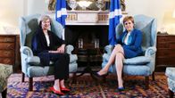 The4resa May ja Nicola Sturgeon istuvat vaaleansinisissä nojatuoleissa.