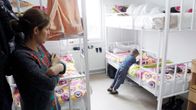 Irakilainen perhe kuvatuna Serbialaisessa vastaanottokeskuksessa Pirotissa 