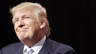 Donald Trump hymyilee. 