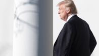 Yhdysvaltain presidentti Donald Trump kävelee Valkoisen talon pylväskäytävällä Washingtonissa tammikuussa 2017. 