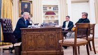Yhdysvaltain presidentti Donald Trump hoitamassa dipolomaattisia suhteita puhelimitse. Huoneessa ovat myös kansallisen turvallisuuden neuvonantaja Michael Flynn (keskellä) ja presidentin pääneuvonantaja Steve Bannon (oikealla).