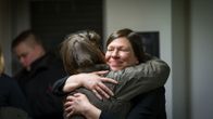 Anni Sinnemäki saa onnitteluhalauksen.