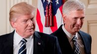 Kuvassa Trump ja Gorsuch vierekkäin tiedotustilaisuudessa 31.1. 2017. Naureskelevat ja ovat iloisen näköisiä.