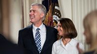 Trumpin Yhdysvaltain korkeimman oikeuden tuomariksi valitsema Neil Gorsuch ja hänen vaimonsa Marie Louise.