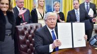 Donald Trump esittelee allekirjoittamaansa maahantulokieltoa valkoisessa talossa.